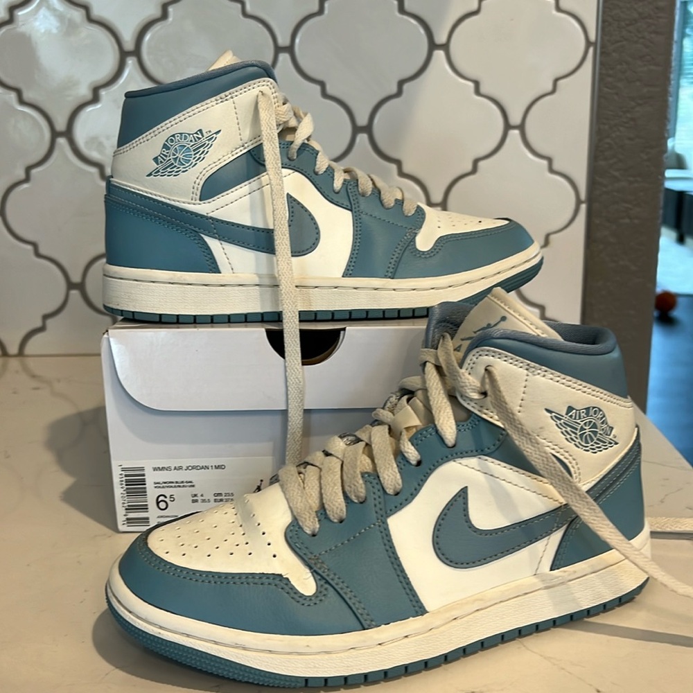 Air Jordan 1 Mid sneakers